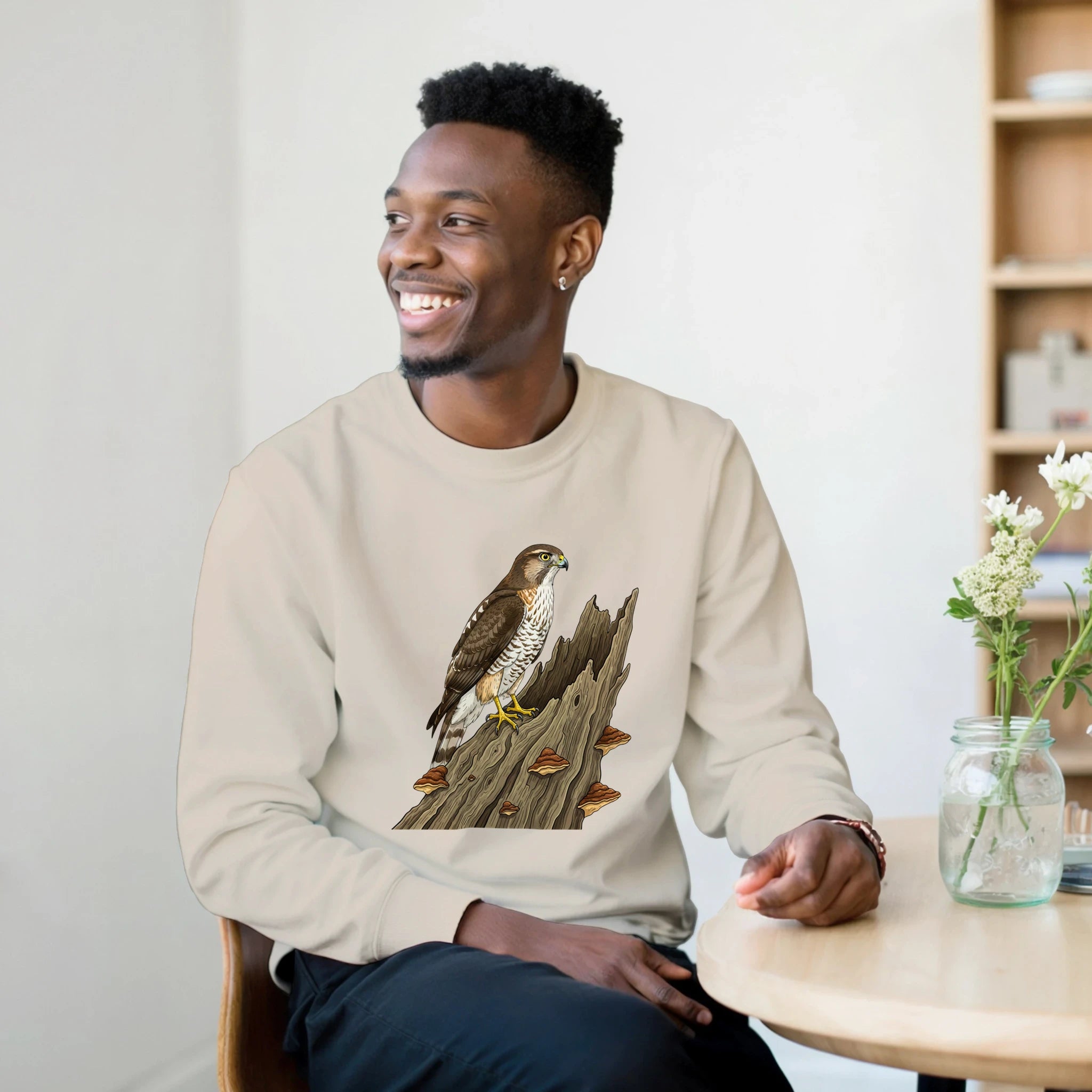 Sand Habicht Pullover Gildan® 18000, Motiv Habicht auf altem Baumstamm groß mittig vorne getragen von einem Mann