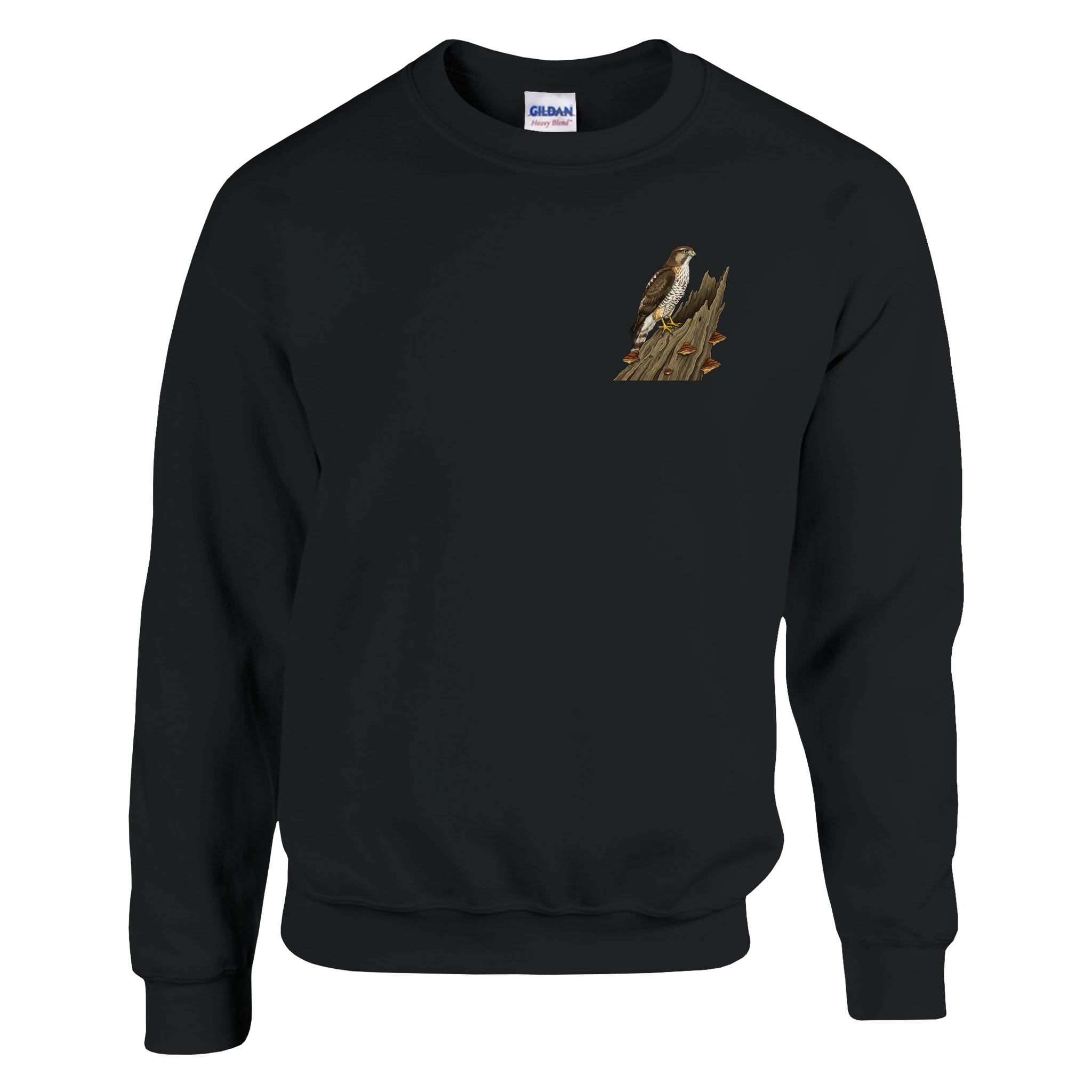 Schwarz Habicht Pullover Gildan® 18000, Motiv Habicht auf altem Baumstamm klein auf der Brust links
