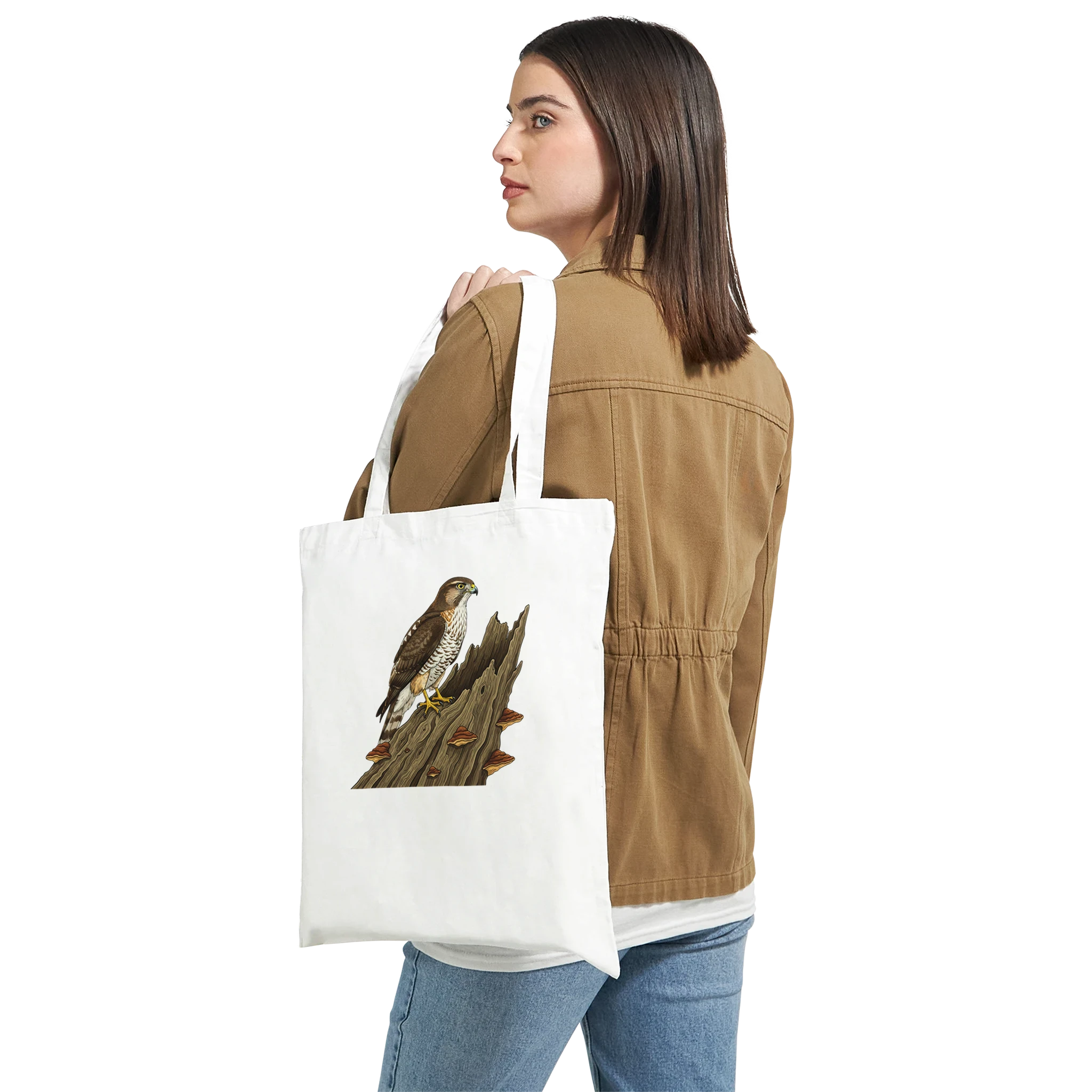 Weiße Habicht Baumwolltragetasche 10 L, Motiv Habicht auf altem Baumstamm mittig groß, getragen von einer Frau