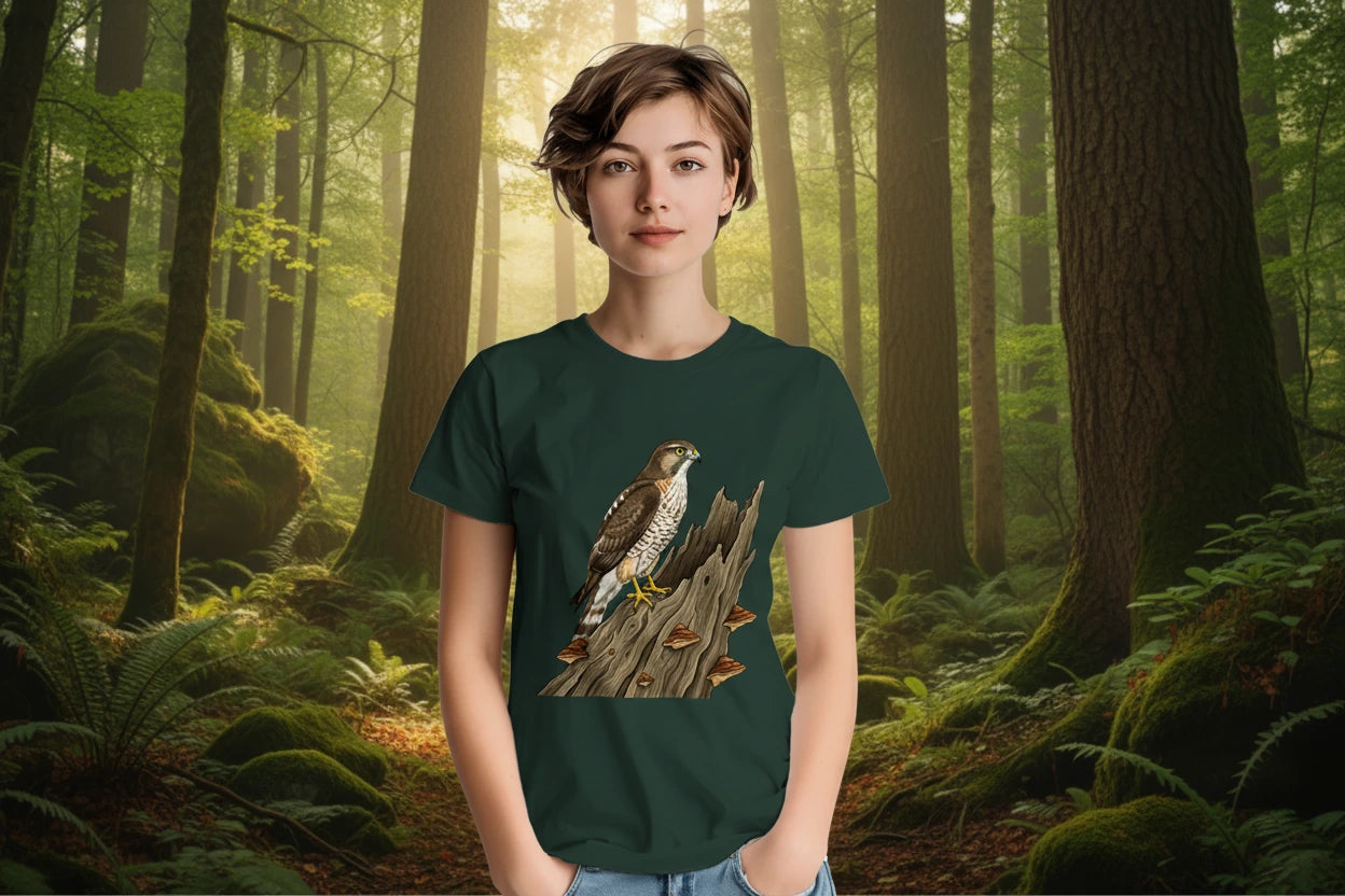 Frau trägt Forest Green Habicht T-Shirt Gildan 5000, Motiv Habicht auf altem Baumstamm  mittig groß