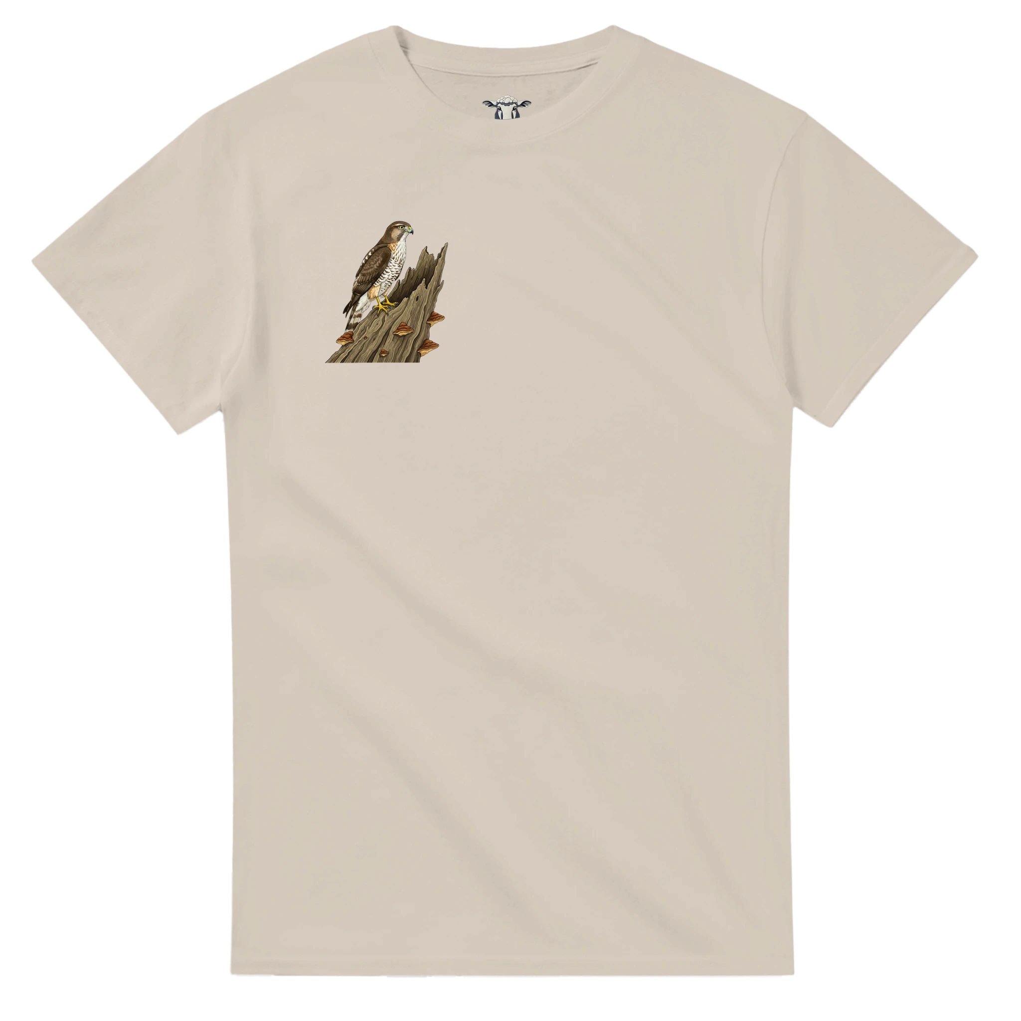 Sand Habicht T-Shirt Gildan 5000, Motiv Habicht auf altem Baumstamm rechts klein